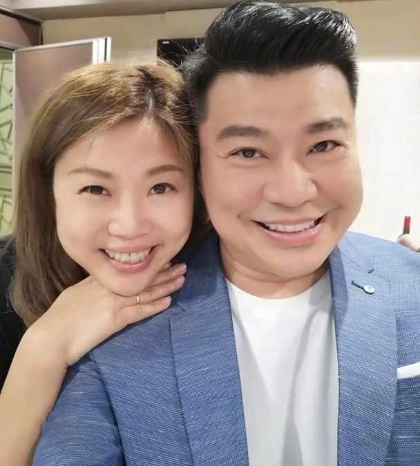 携眷出席庆祝母亲节！52岁前TVB笑匠与圈外女友相爱18年仍不结婚