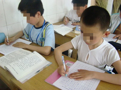 儿子被妈妈罚写作业,孩子被罚抄卷子亲妈直说活该