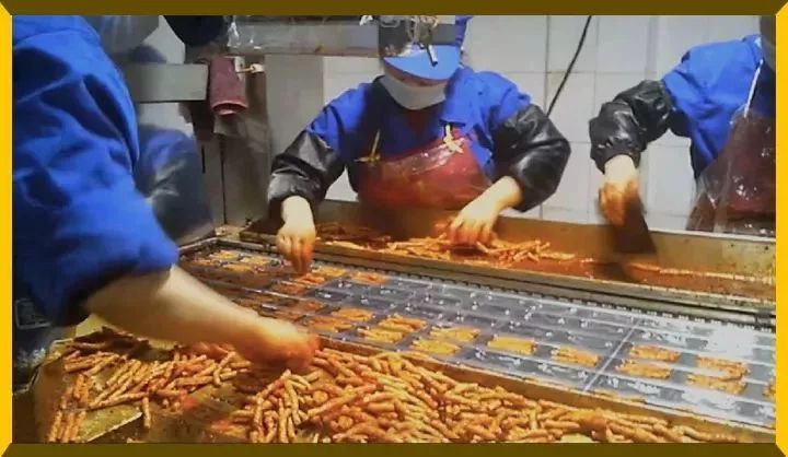 发现男友联系前任赌气吃辣条女子狂吃5包腹痛呕吐不止