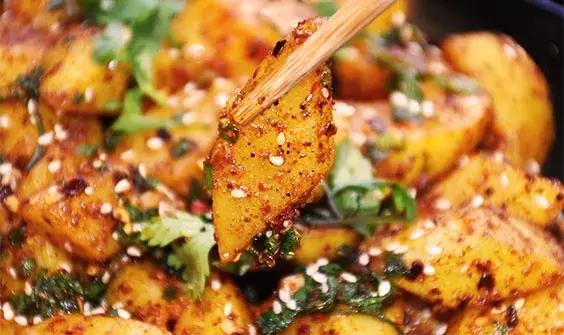 撸着串听着歌,这家火爆曲靖的BBQ才是你啤酒、烧烤的圣地!