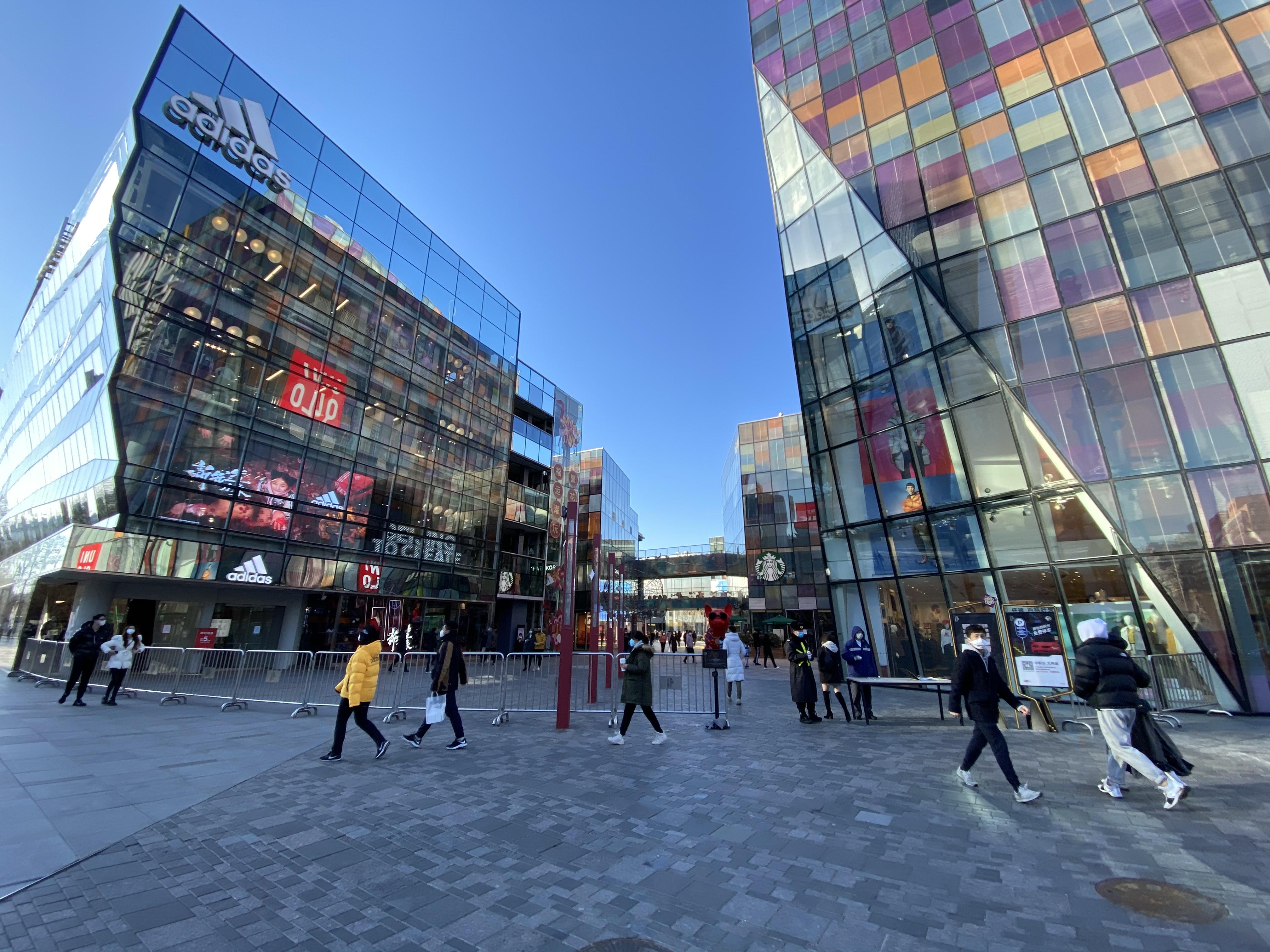 每天进店客人十个手指能数清，上一天休三天，盼着客人咨询，疫情中的奢侈品店员：从来没像现在这么想开工