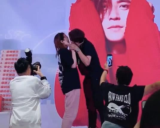 泳池与20个辣妹嗨玩，和女助理暧昧不清！罗志祥与周扬青9年情断