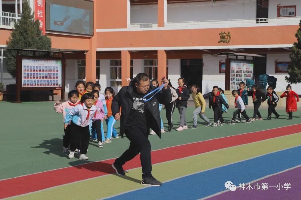 神木第一小学拔河比赛,小学体育优质课简报