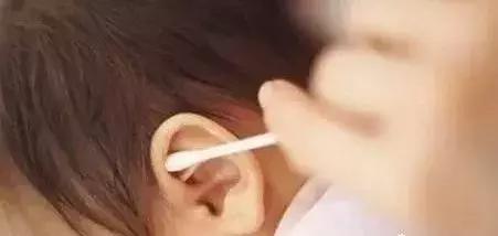 宝宝耳朵进水后流黄色分泌物,宝宝耳朵进水了应该怎么做