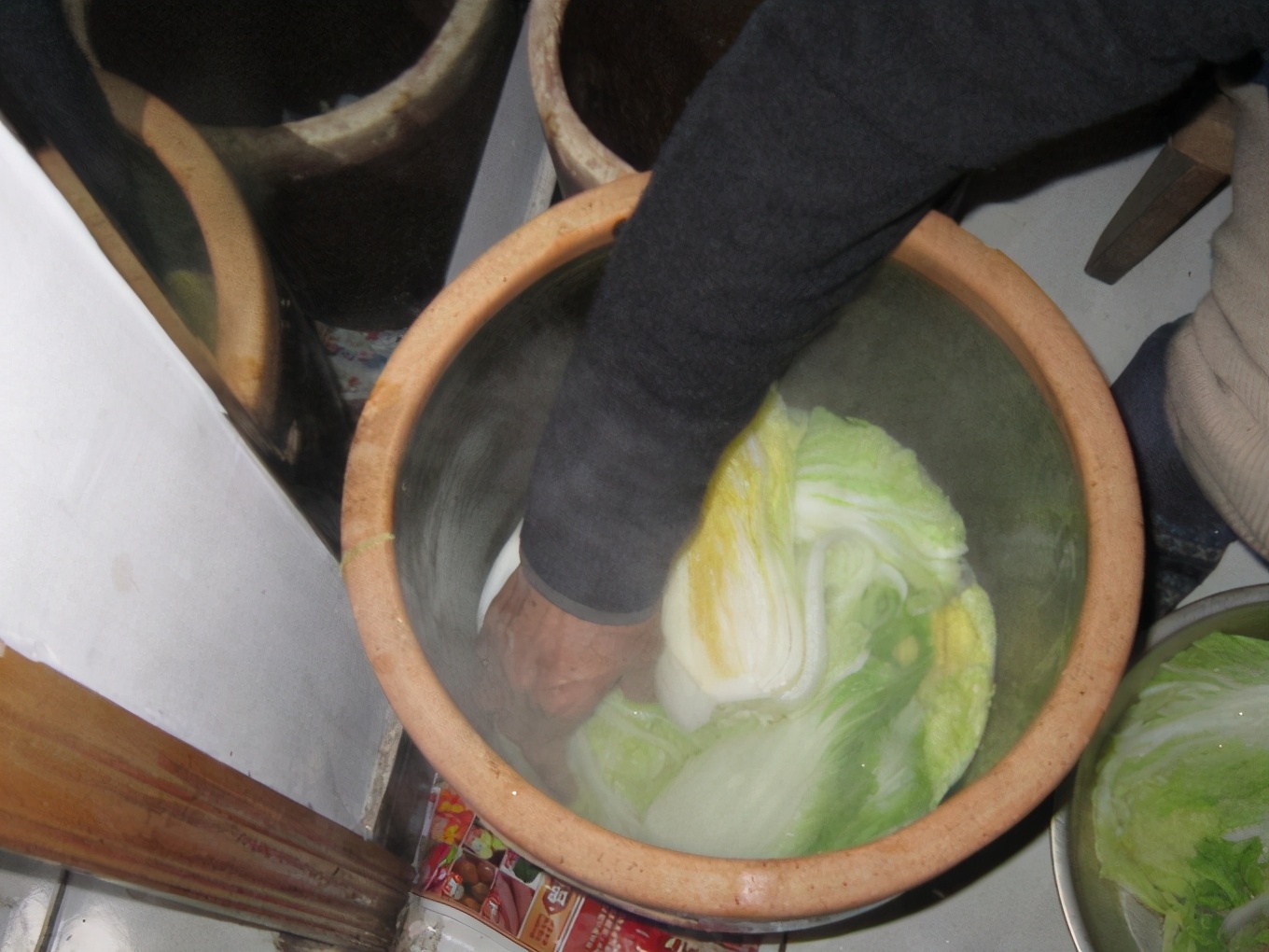 酸菜坛里有一层白泡沫怎么去除,自制酸菜表面一层白膜是怎么回事