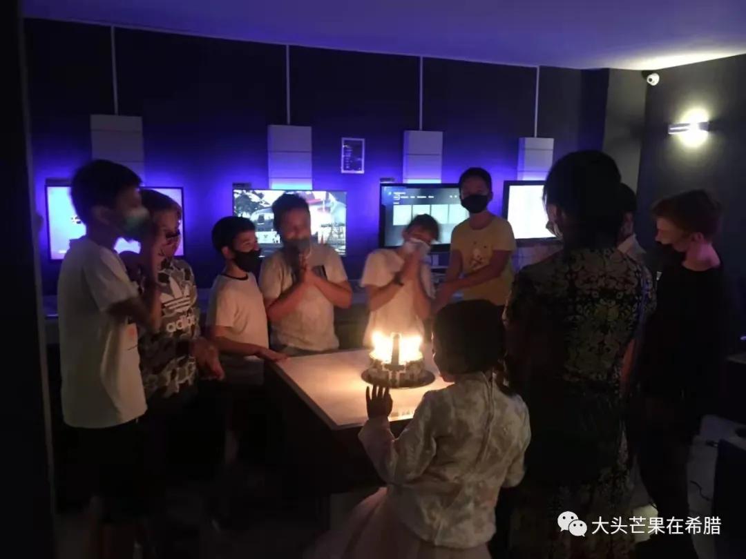 儿子的生日派对,一群男孩玩playstation