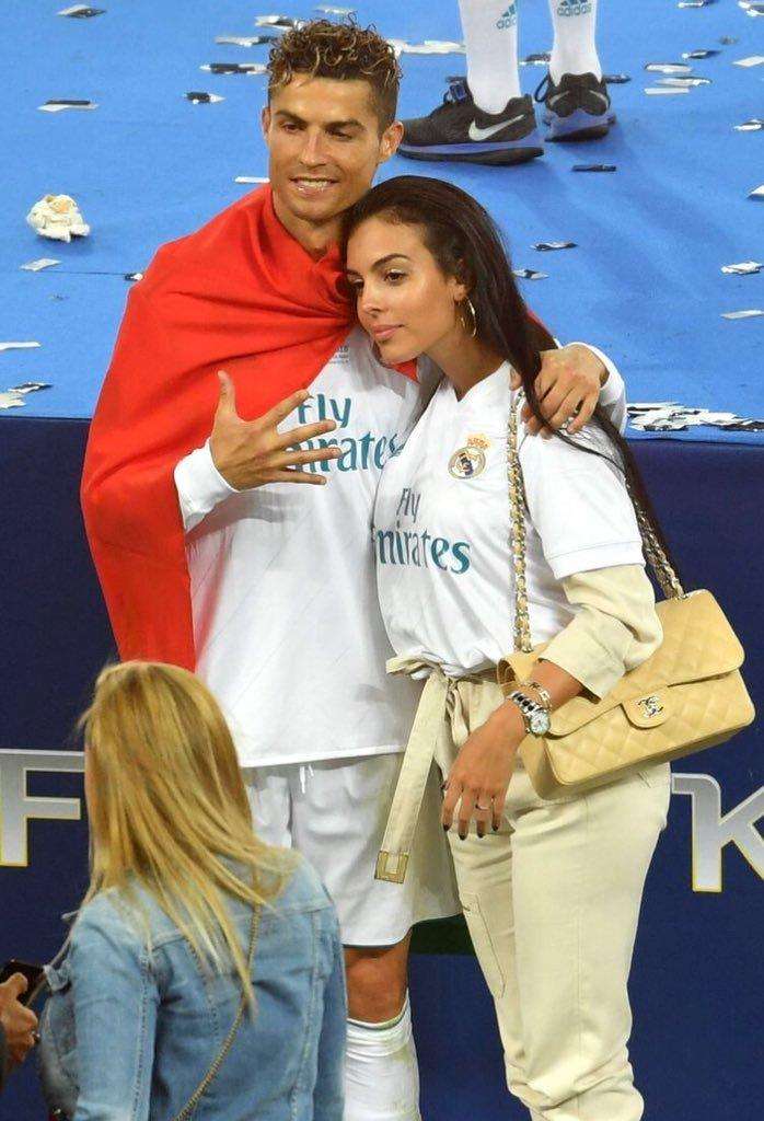 c罗在赛场亲吻乔治娜,c罗和女友乔治娜穿球衣合照图