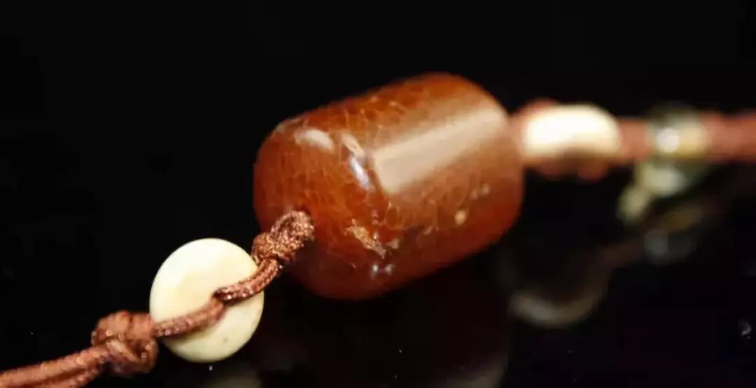 刚买回来的蜜蜡有裂痕有没有事,蜜蜡为什么没有碰就裂开了