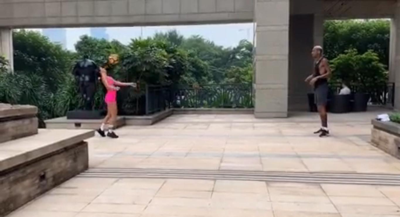 塔利斯卡与新欢PK球技！歌手女友秀胸部停球被老公穿裆过人很生气