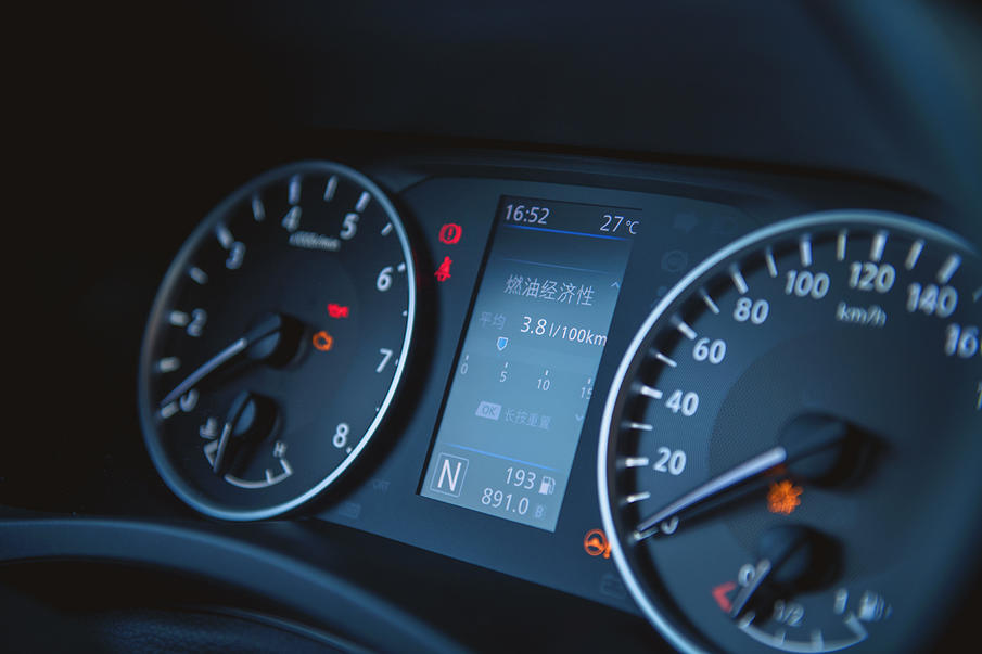 最新款日产轩逸试车,13年新轩逸1.6自动高配的油耗