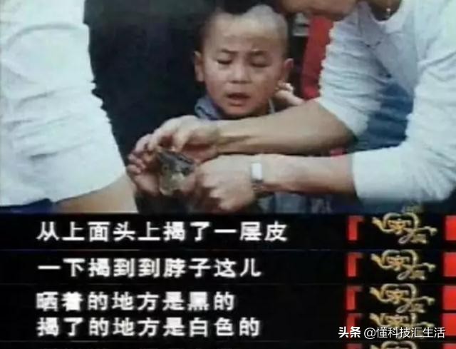 2岁孩子被虐待致死还伸手要抱抱,两岁儿童被虐待事件