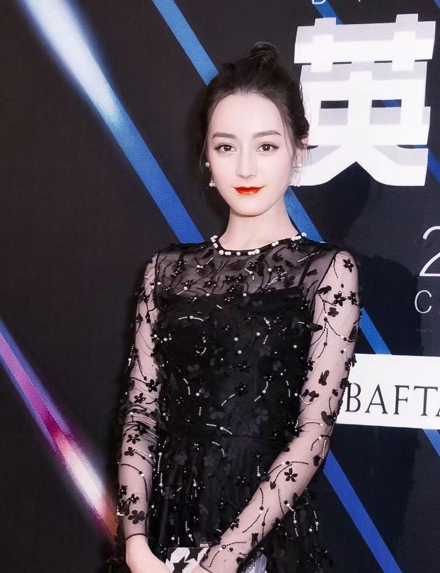 谁一路走来，逐渐大红大紫？她就是迪丽热巴