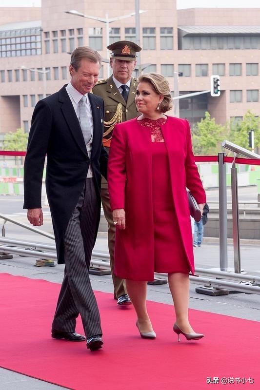 生育2子，王室灰姑娘穿不住水晶鞋，扫地出门后前夫喜迎同款新人