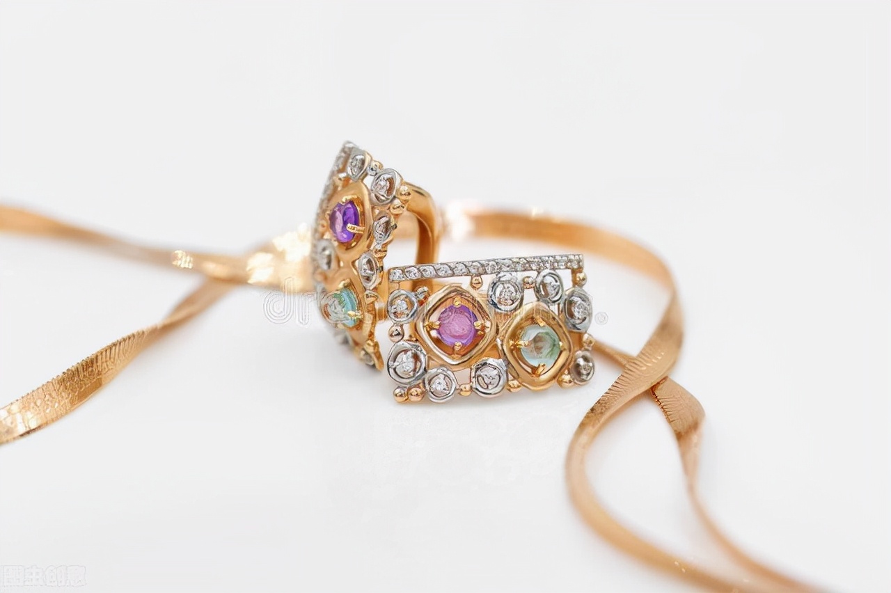 耳钉取下来臭臭的是什么原因,耳钉取下后有白色的东西那是什么