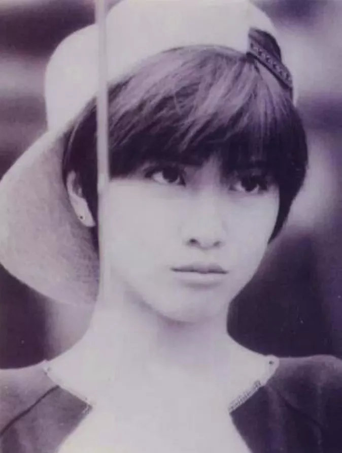 他是世纪末美少年，她帅到掰弯无数小姐姐，相恋10年不婚