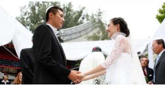 这个曾拯救了刘烨的女人上热搜了，结婚12年甜蜜如初，一双儿女人见人爱