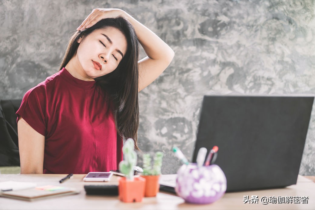 特别有效的肩颈拉伸动作,3个动作帮你缓解肩颈疼痛僵硬