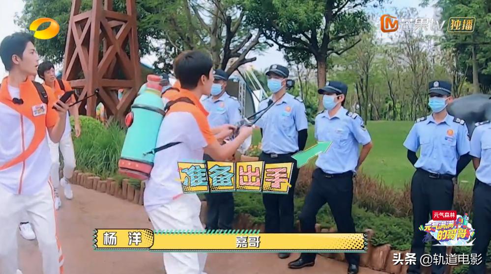 杨洋vr踢球,元气满满的哥哥杨洋踢球