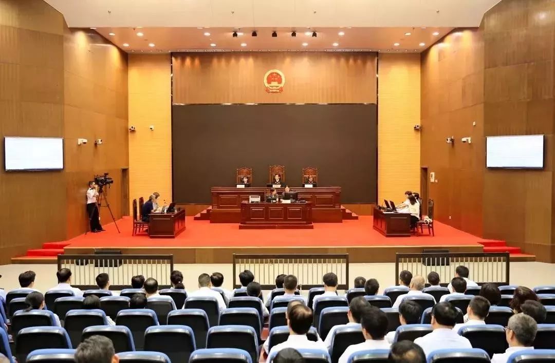 市长站上被告席，5副市长及政法委书记等旁听