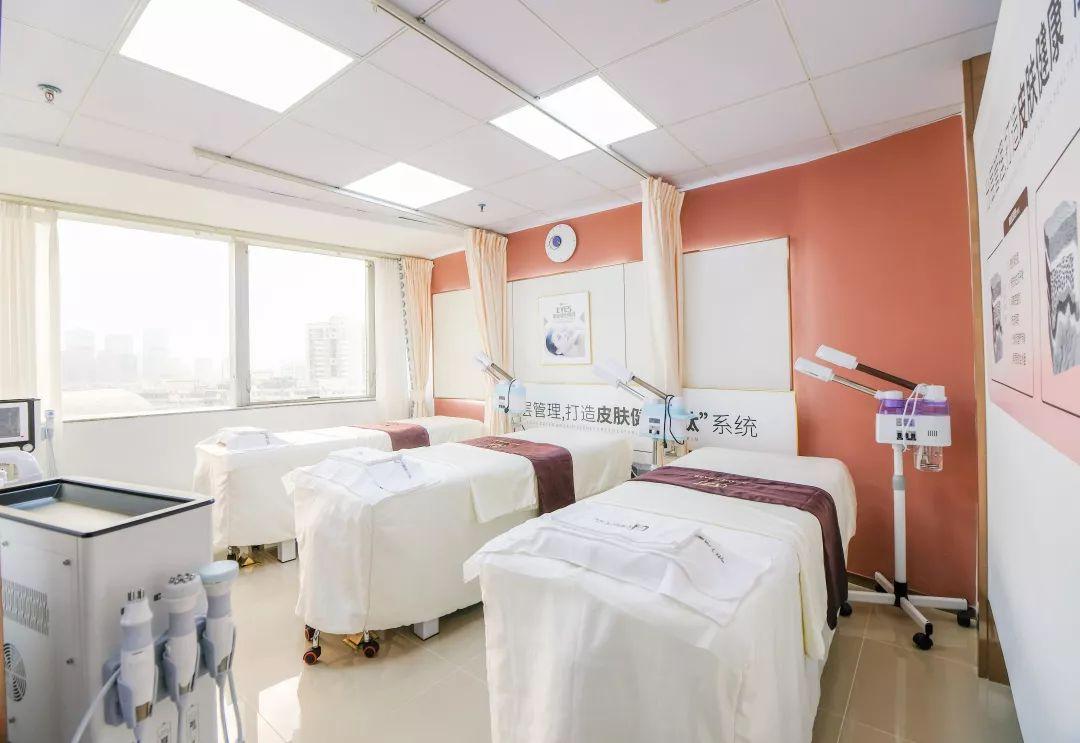 贵妇深层毛孔清洁,皮肤管理护肤中心深层清洁毛孔