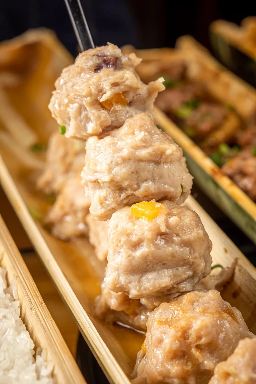 蒸鱼用竹筷子架上放盘子,用竹筒蒸的饭叫什么