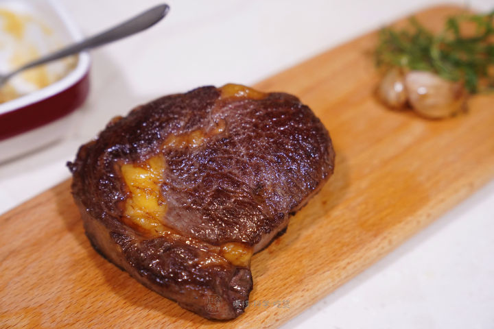 煎牛排爆油怎么办,煎牛排放黑胡椒容易糊吗