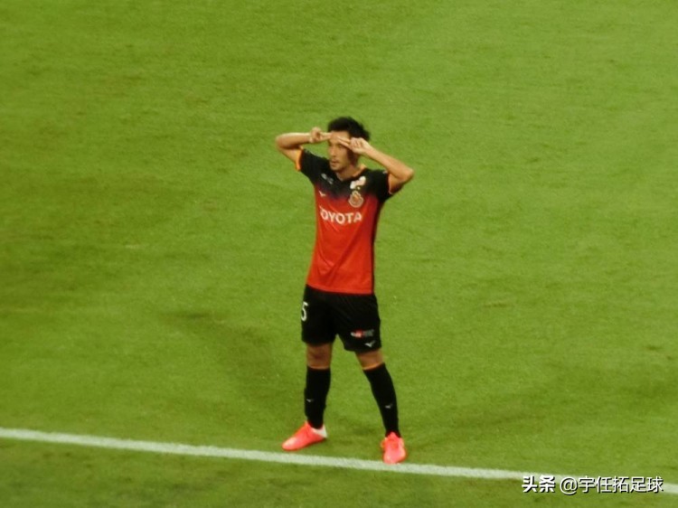 奥特庆祝！日本前锋中二程度爆表，大牌球星也爱cosplay