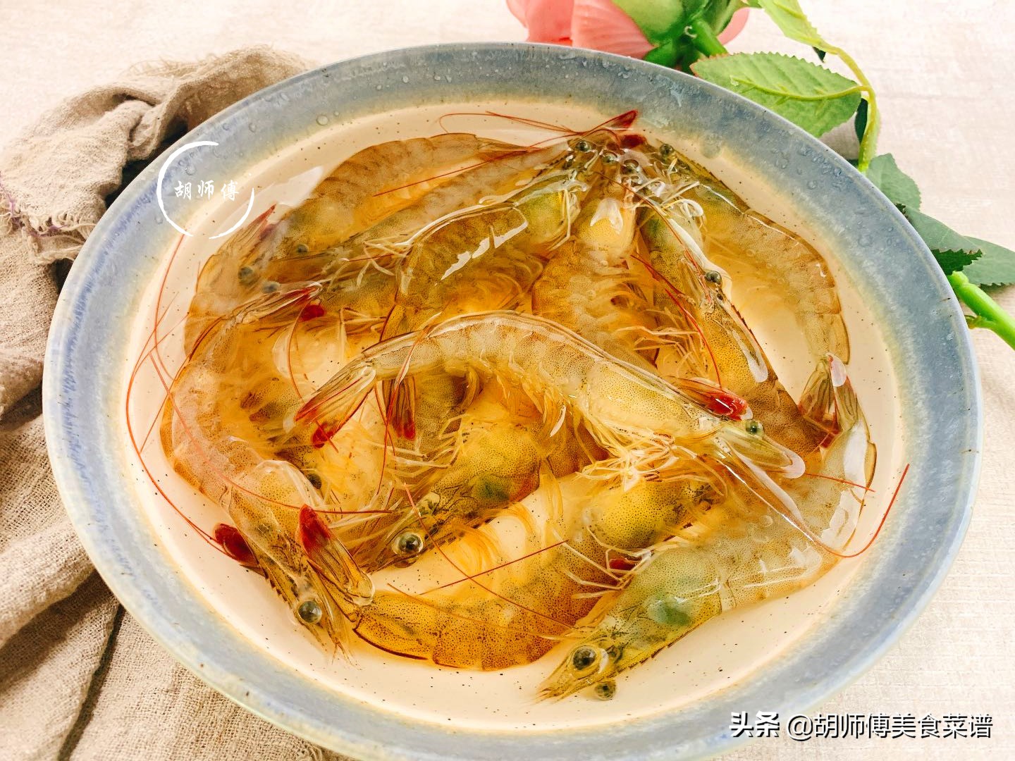 白灼虾最忌直接用水煮,水煮虾开水下入虾煮几分钟