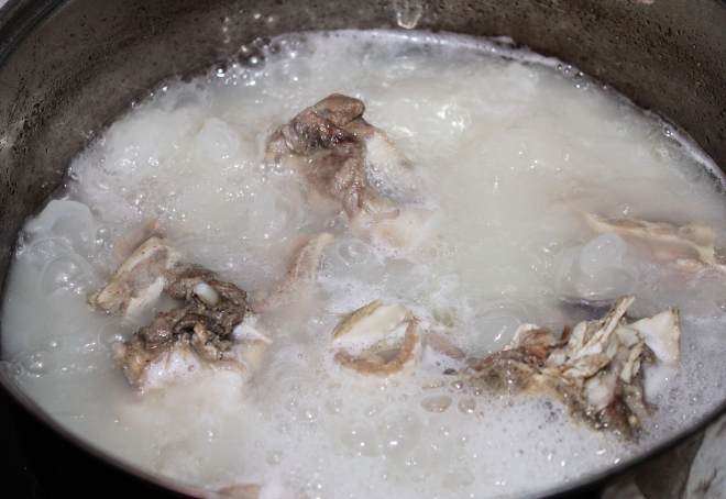 炖肉的时候起白沫沫怎么办,炖肉出现的浮沫是精华还是脏东西