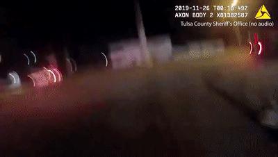 不系安全带拐弯飞出,小孩子坐车不系安全带被甩出车外