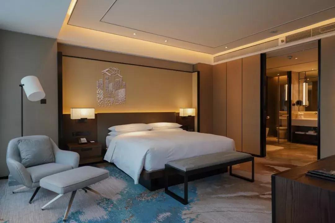 睡进这间藏身青山湖边的理想酒店，一起探寻临安城的悠居岁月~