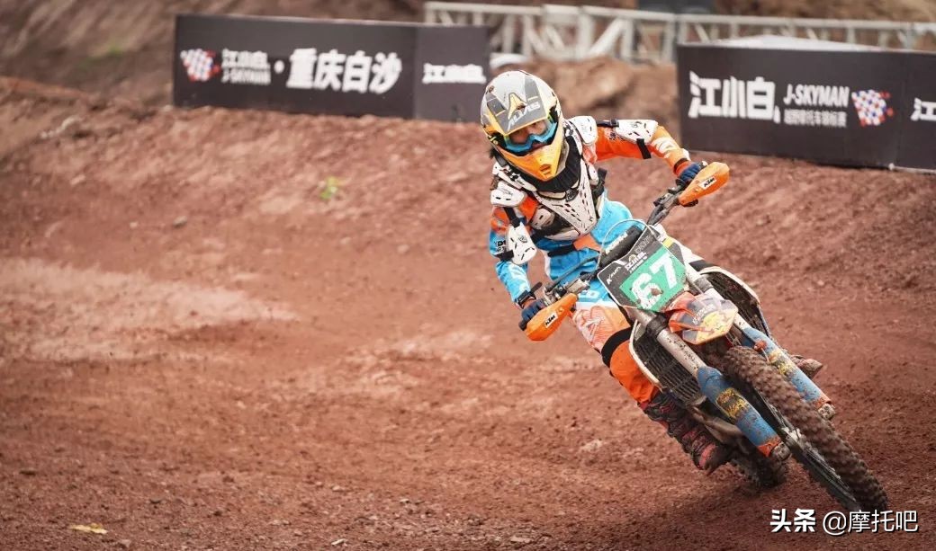 这摩托真好喝。。。不对....这酒真好骑！