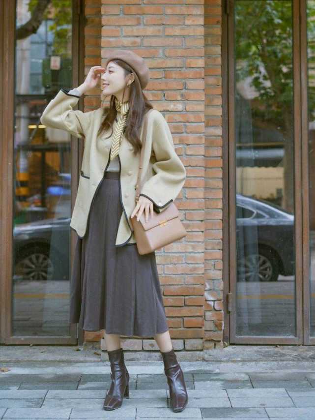 百褶裙穿起来,百褶裙上面穿个什么衣服