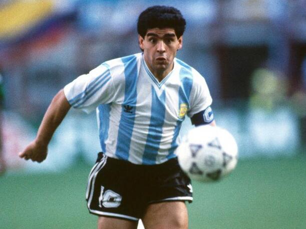 足球史上永不磨灭的马拉多纳传奇,解读马拉多纳评价中国足球