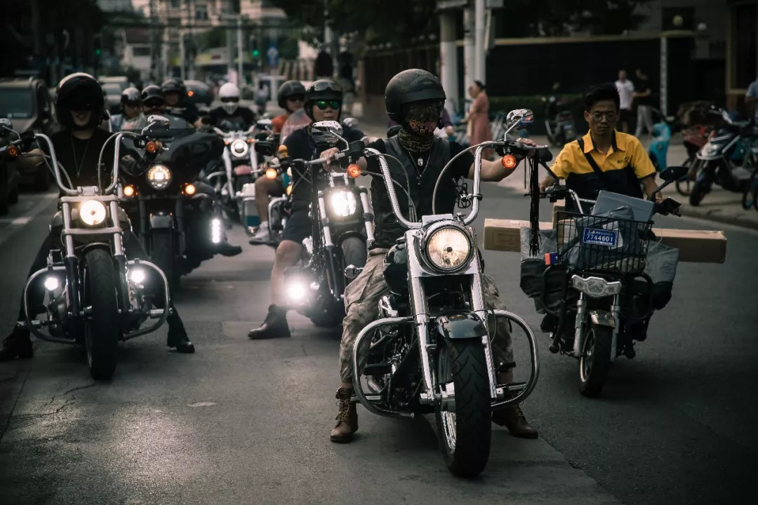 骑哈雷的爷叔,骑哈雷的爷爷还是爷叔