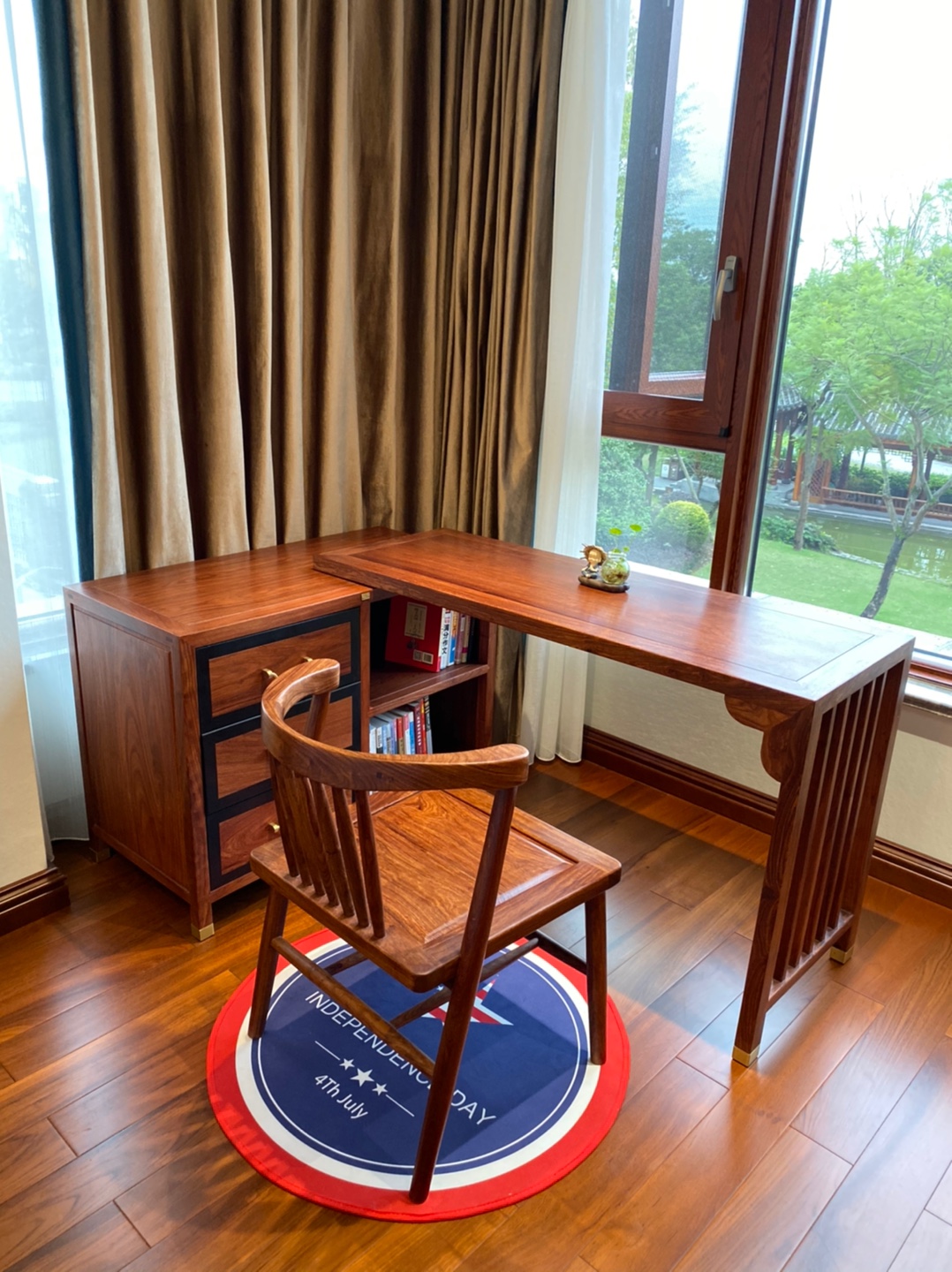 红木书桌实用吗,拥有书香气质是什么样子的