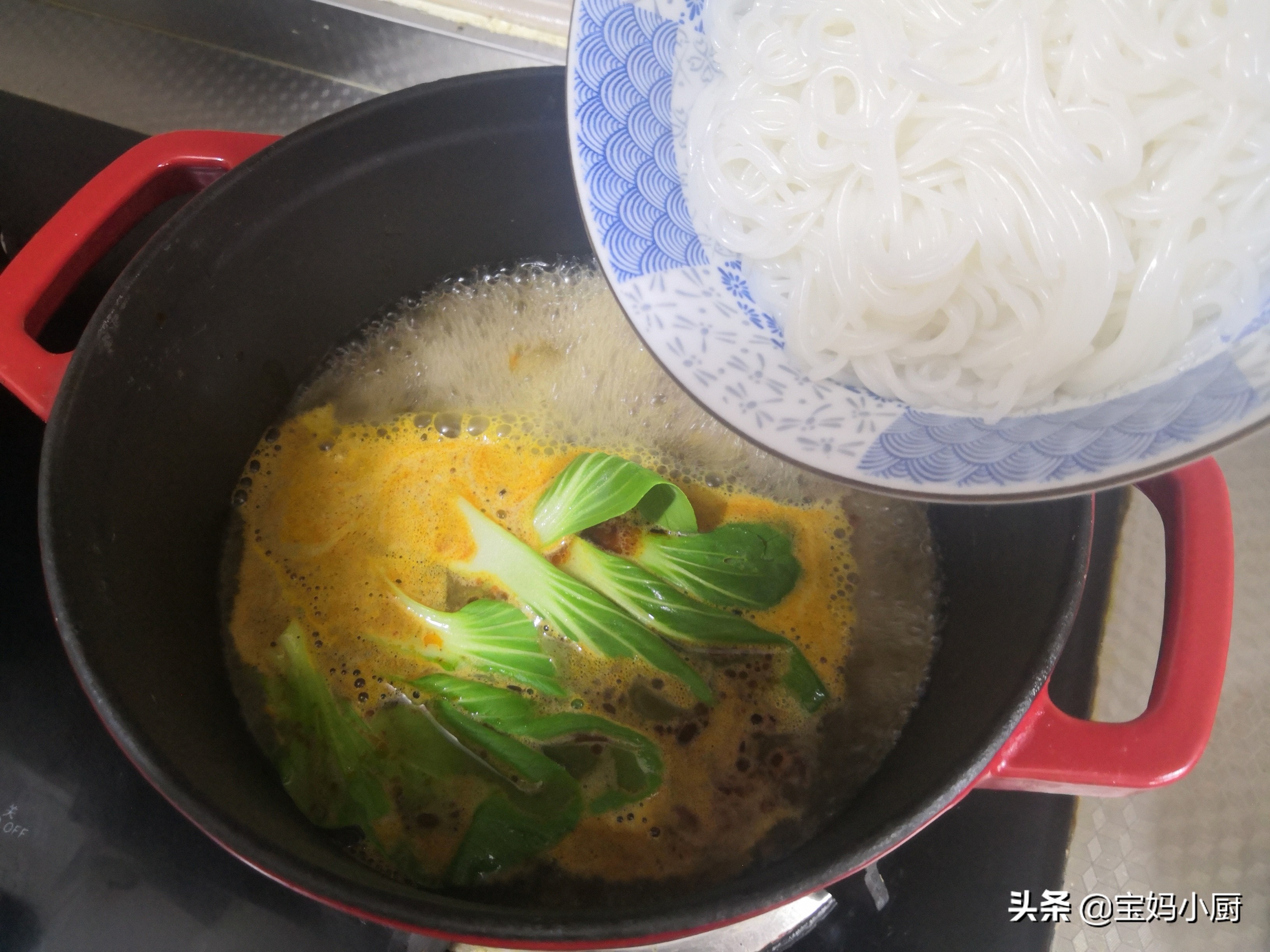 又香又臭的螺蛳粉做好了,又臭又香的螺蛳粉几分钟好