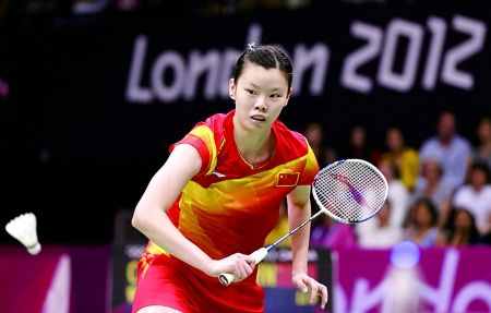 正确领会高远球的发力技巧,后场两点移动高远球步法教学