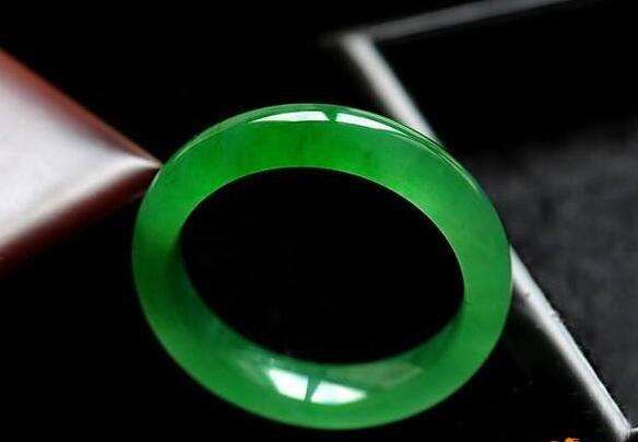 韩商言后妈家传的满绿翡翠手镯价值一千几百万，现实中价值几何