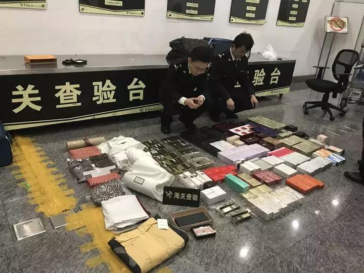 女子机场安检被查,女子机场被抓