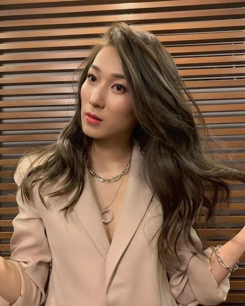 ​暗示生足球队！前TVB人气花旦收粉丝全家福绘画图：太有爱了