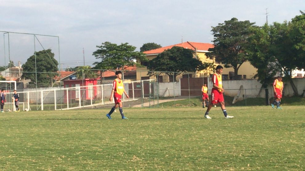 在巴西踢足球的中国小帅哥,巴西贫民窟足球少年