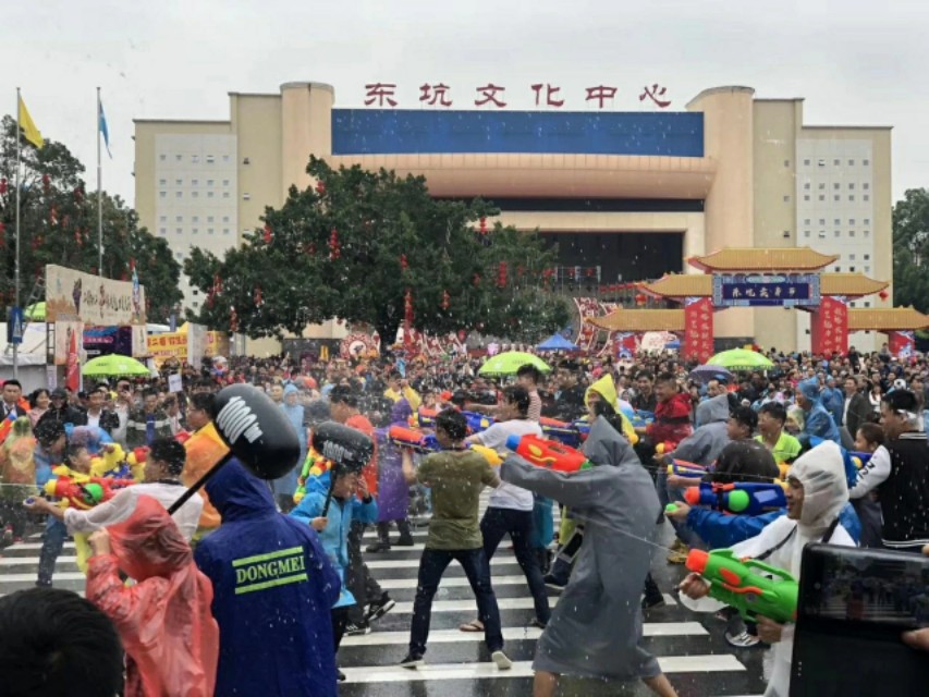 东坑“*身卖**节”，竟有女生被“射”到需要叫安保人员带离现场！