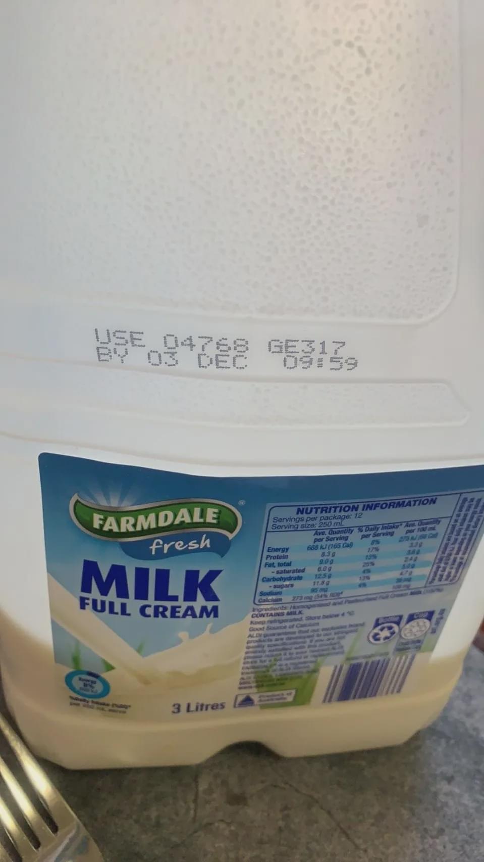 澳妈打开一盒牛奶，竟瞬间凝结成块：太恶心了，毁了一顿早餐