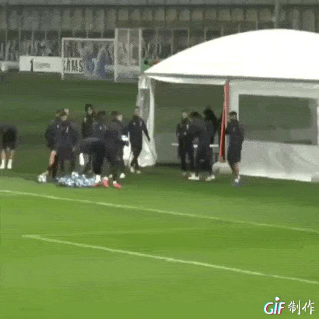 罗三岁训练场面,c罗三岁踢足球比赛