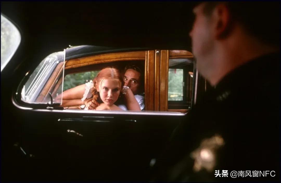 他说她是“小魔女”，我说她是受害者