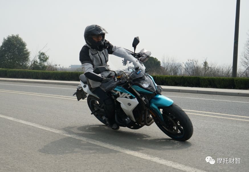 400排量颜值担当,春风400nk和ktm250duke哪个好