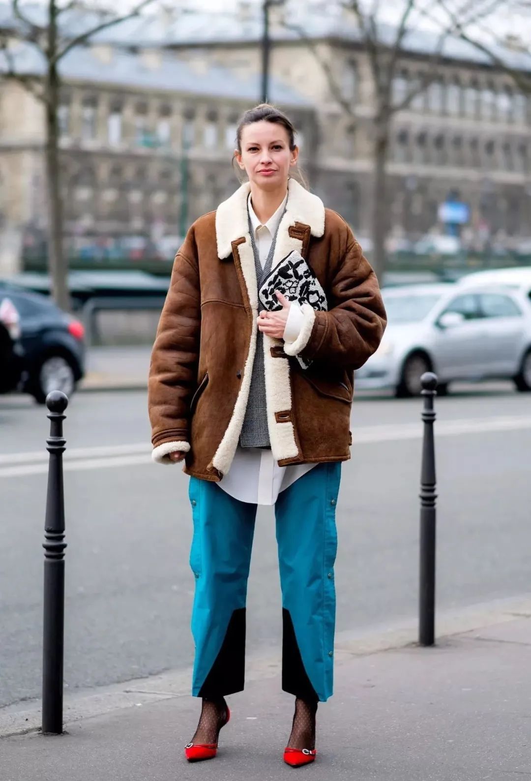 比大衣厚一点的外套,比羊羔毛细的绒外套