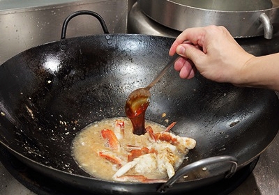 大厨怎么吃螃蟹的详细步骤,酱爆螃蟹的做法和配料