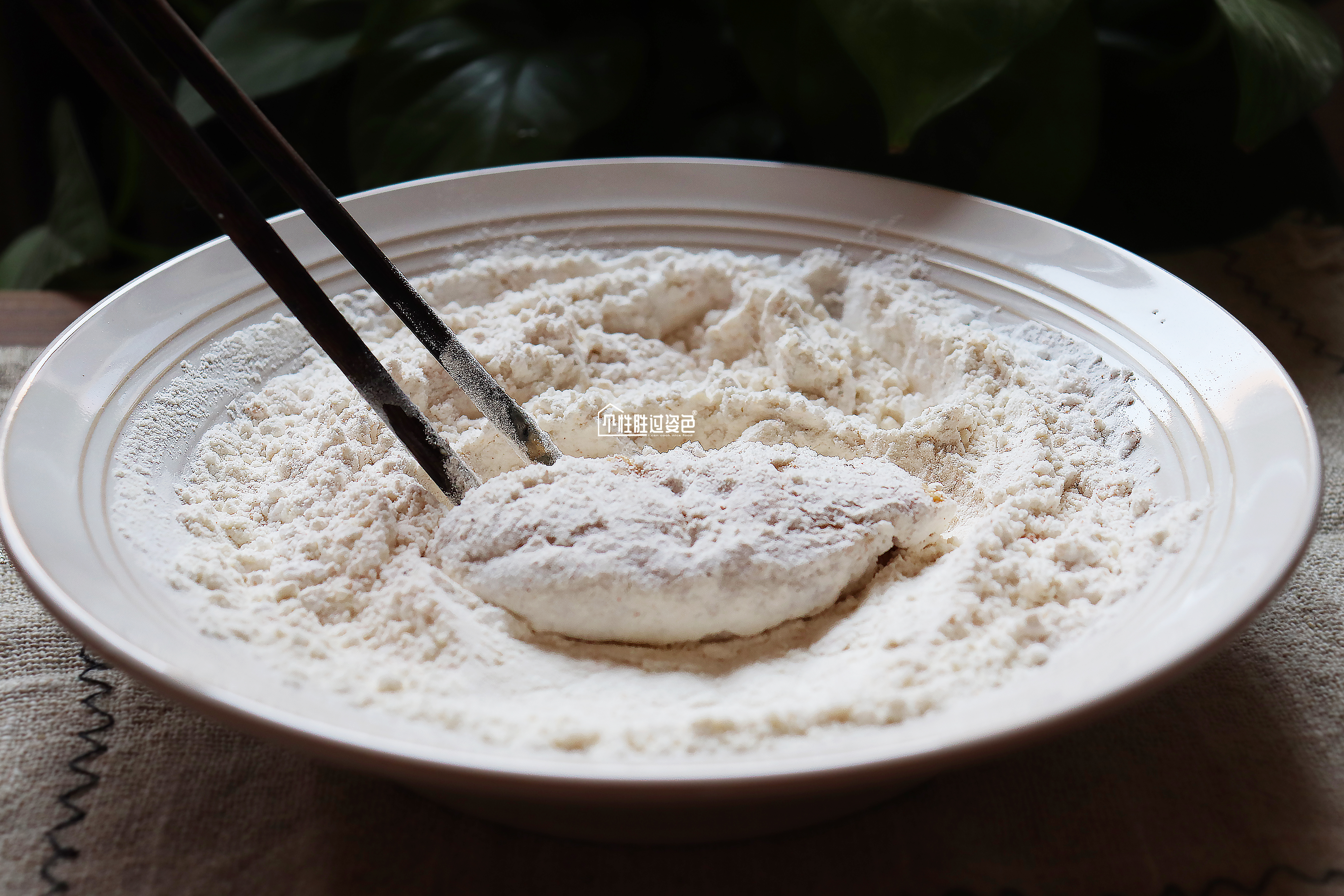 炸鸡翅面粉面包糠做法,炸鸡翅用淀粉还是面粉还是面包糠